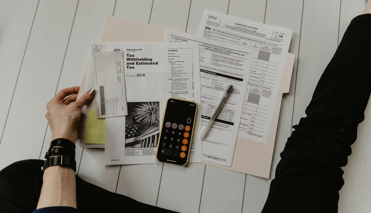 Taschenrechner, Belege und Formulare auf einem Schreibtisch